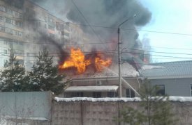 Серьезный пожар в Туле: на ул. Октябрьской сгорел дом