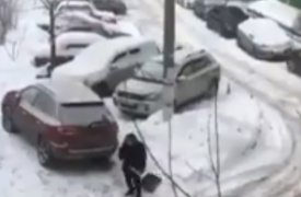 Тулячка забросала снегом чужой автомобиль