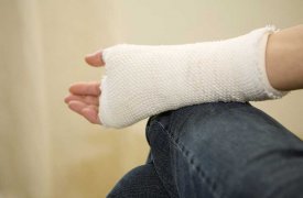 В Тульской области ученик 6-го класса сломал руку, стоя на воротах