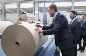 Алексей Дюмин принял участие в церемонии открытия модернизированной картоноделательной машины в Алексине