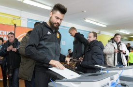 Футболисты тульского «Арсенала» проголосовали на тематическом участке «Спортивный»