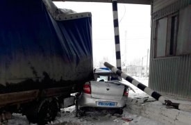 В Ефремове грузовик протаранил машину ДПС, положив на неё огромный «жезл»