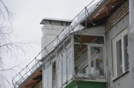 В поселке Молодежном после капремонта крыша дома снесла ограждение
