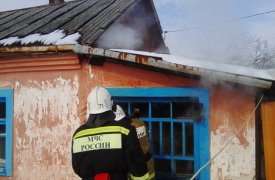В Тульской области восемь пожарных тушили горящий дом