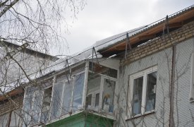 Прокуратура проведет проверку по факту обрушения ограждения крыши многоэтажки в Молодежном