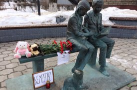 Туляки несут цветы к памятнику «Место встречи» в память о погибших в Кемерово