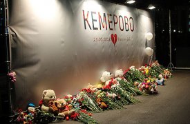 Туляки возлагают цветы к символическому мемориалу памяти жертв трагедии в Кемерово