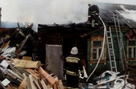 В Тульской области девять пожарных тушили полыхающий дом