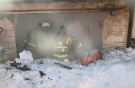 В Узловском районе 8 человек тушили горящий гараж