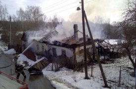 В Алексине шестеро пожарных тушили жилой дом
