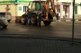 В Туле у трактора внезапно отлетело заднее колесо и угодило в иномарку