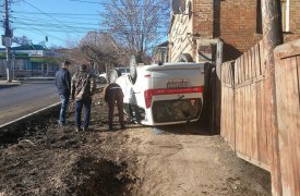 В Туле «Ниссан» влетел в жилой дом и перевернулся кверху колесами