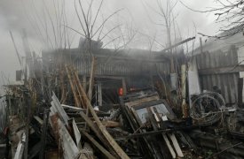 В Туле сгорел деревянный дом вместе с пристройкой и мансардой