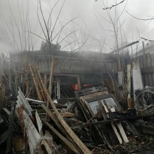 В Туле сгорел деревянный дом вместе с пристройкой и мансардой