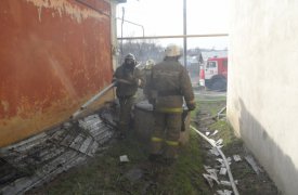 Более 20 пожарных тушили горящий дом в тульской деревне Малевка