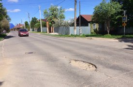 Яма-убийца на ул. Железняка продолжает «собирать» машины: кто следующий?