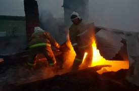 В селе Мокрое огонь уничтожил крышу жилого дома