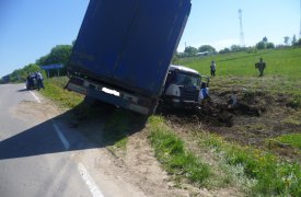 Под Тулой фура «Скания» съехала в кювет и сложилась пополам