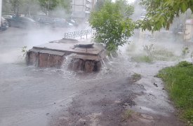 Улицу Лейтейзена затопило море кипятка. ФОТО