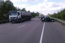 Под Тулой «Лада Приора» протаранила фуру и влетела в ограждение: водитель погиб