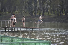 Водолазы подготовили средний пруд Центрального парка к купальному сезону