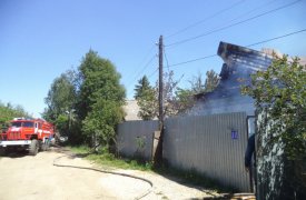 В Щекино 11 человек тушили горящий дом