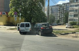 Как кроссовер, припаркованный на газоне, «не пустил» другую машину во двор