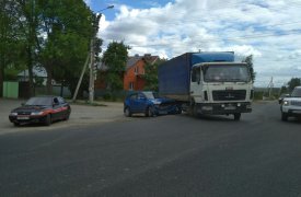 «Слона-то я и не приметил»: на ул. Чмутова водитель «Хендая» притерся к грузовику