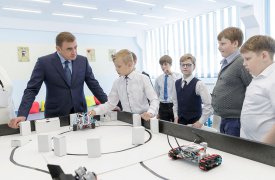Алексей Дюмин познакомился с работой детского технопарка Алексинского маштехникума