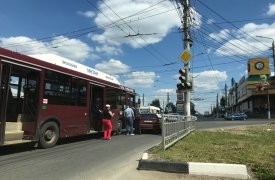 В Туле столкнулись легковушка и автобус