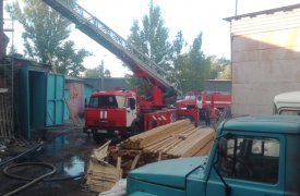Накануне вечером 33 пожарных почти полчаса тушили производственный цех завода «Штамп»
