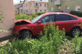 В Новомосковске пьяный водитель «Ауди» влетел в жилой дом