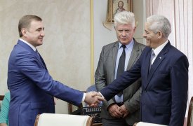 Алексей Дюмин провёл рабочую встречу с послом Республики Куба Херардо Пеньяльвером