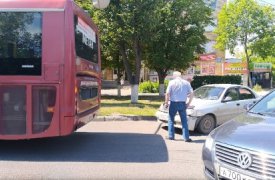 В Туле на Волнянского иномарка протаранила рейсовый автобус