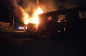 В деревне Кораблино 10 человек тушили нежилое здание