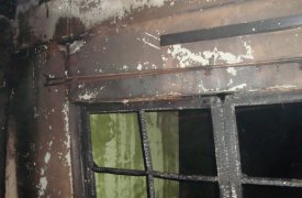 Ночью в Туле пожар уничтожил стену жилого дома, потолок и диван