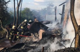 В Туле огонь уничтожил жилой дом, пристройку и погрузчик