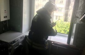 В Плавске семеро огнеборцев тушили горящую плиту