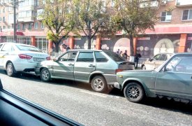 В Туле на Красноармейском проспекте «паровозиком» столкнулись две «Лады» и «Жигули»