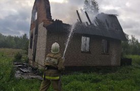 В Суворовском районе пожар оставил дачный домик без крыши