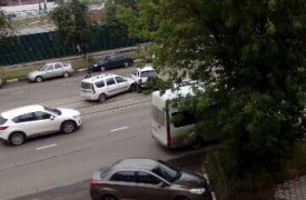 На Демидовской плотине столкнувшиеся машины перегородили трамвайные пути