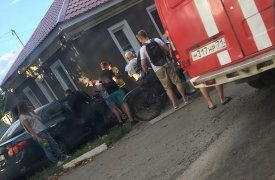 В Туле «Тойота» врезалась в жилой дом, а «Лада» влетела в дерево и дорожный знак