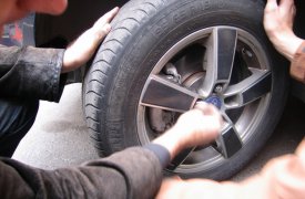 В Туле двое парней снимали колеса и воровали автомагнитолы с соседских машин