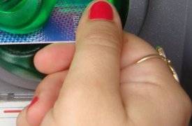 В Туле продавщица украла у покупательницы банковскую карту и расплатилась ей за алкоголь