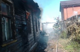 Более 20 пожарных почти час тушили горящие дома, сараи и автомобиль на ул. Либкнехта