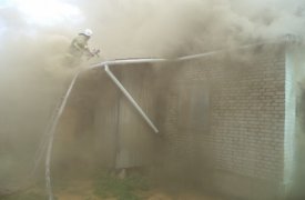 В Щекинском районе огонь уничтожил полдома и сарай