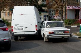 В Туле микроавтобус неудачно подрезал «шестерку»