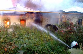 В Щекинском районе восемь человек тушили горящий дом