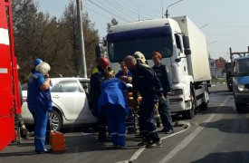 В Туле у здания «Тулагорводоканала» «Тойота Камри» влетела в грузовик