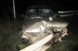 Под Тулой двое парней на «десятке» влетели в отбойник